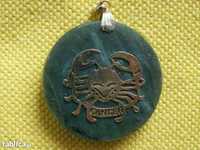 Medalion nefrytowy ze znakiem zodiaku Rak