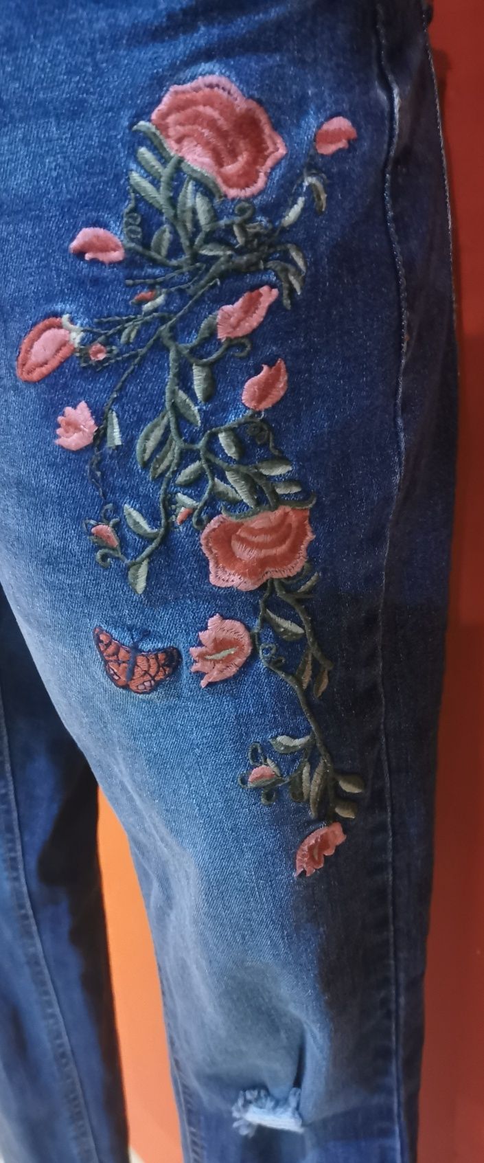 Spodnie jeansy dziury hafty kwiaty wyższy stan