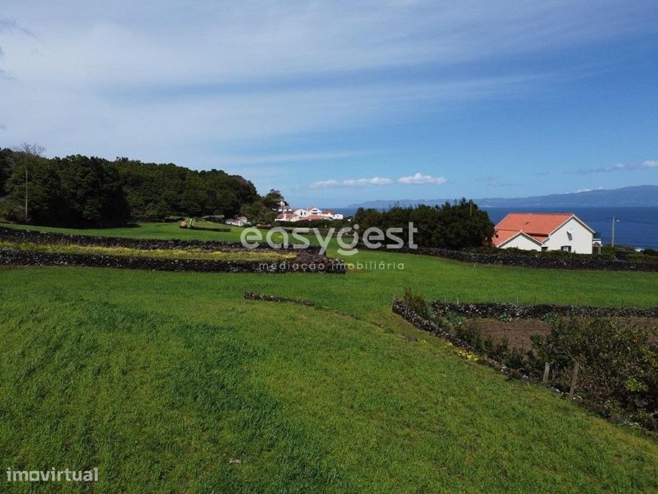 Terreno plano na Prainha com vista mar e sobre a ilha de São Jorge