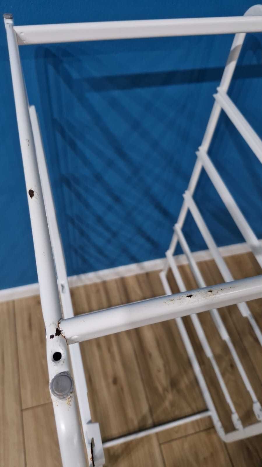 Estruturas Algot Ikea para arrumação com caixas de plástico com tampa