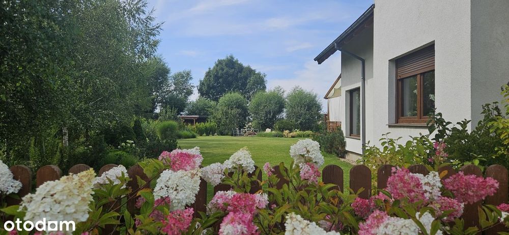 Sprzedam elegancki, samowystarczalny dom z pięknym ogrodem.