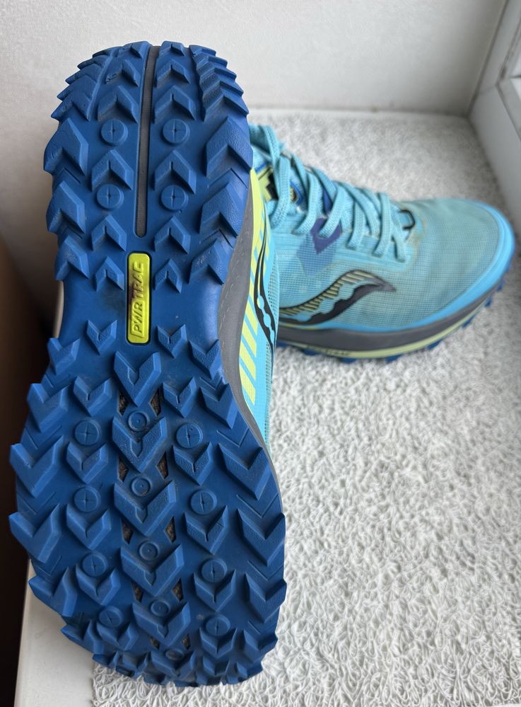 Продам жіночі кросівки Saucony
