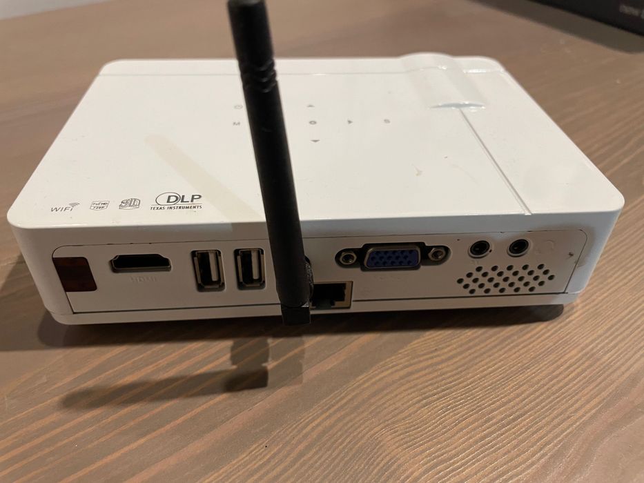 Projektor DLP 4K Wi-Fi razem z ekranem sufitowym