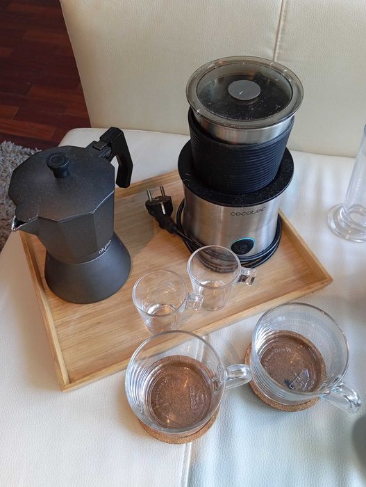 Conjunto para café com cafeteira italiana e espumador de leite
