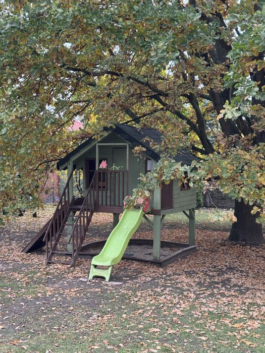 Domek drewniany dla dzieci ze zjezdżalnią