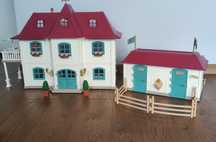 Schleich Posiadłość ze stajnią Horse Club 42551