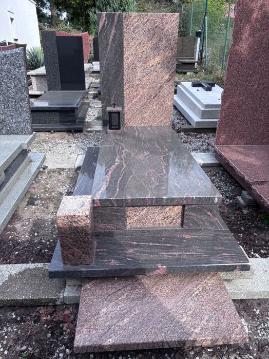 Nowoczesny pomnik/ nagrobki