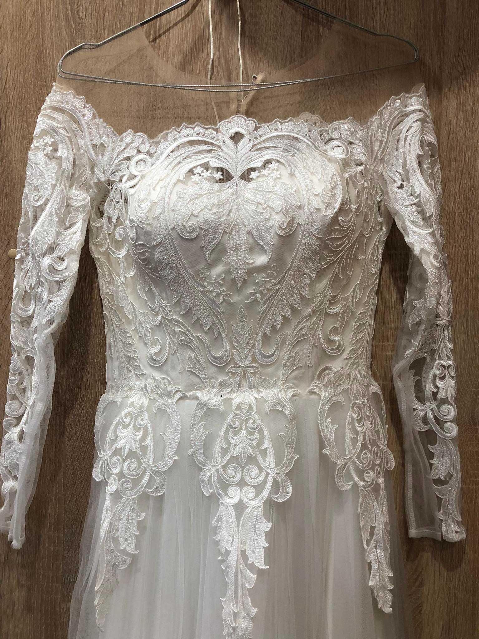 Гарне плаття весільне з шлейфом