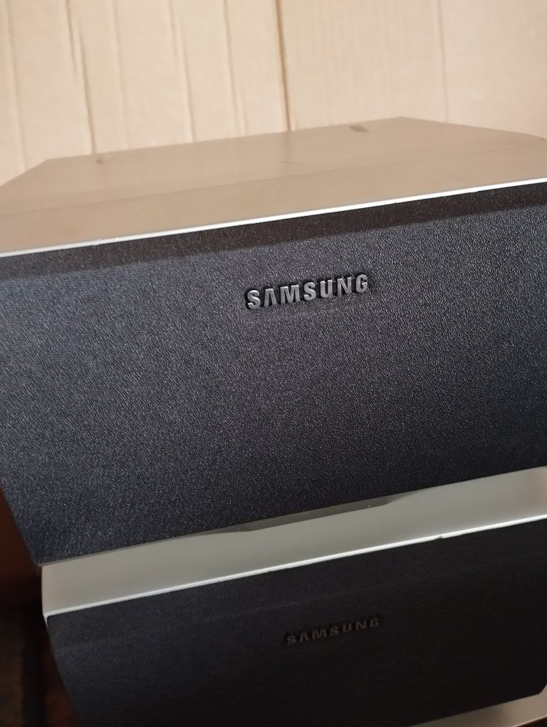 Zestaw głośników kina domowego firmy Samsung 5 sztuk