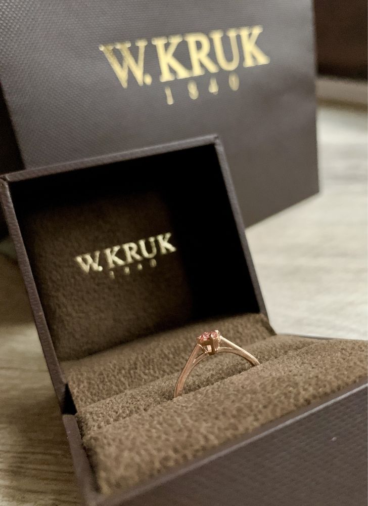 W. Kruk pierścionek zaręczynowy różowe złoto brylant 0,20ct