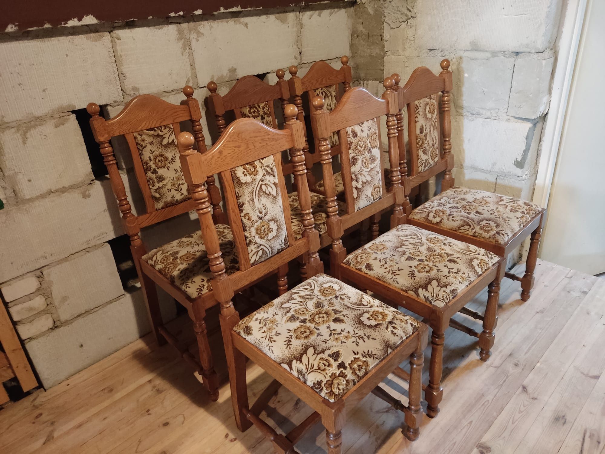 Dębowe tapicerowane krzesła.