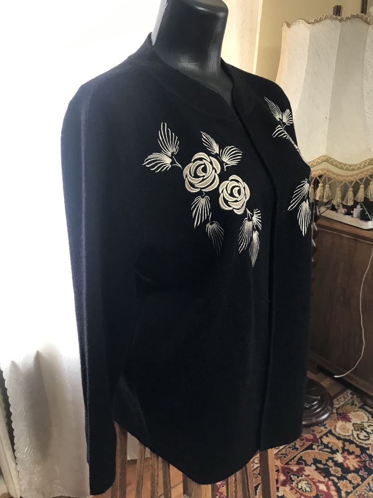 SWETER  czarny z aplikacją różą roz. 42-44 jak NOWY
