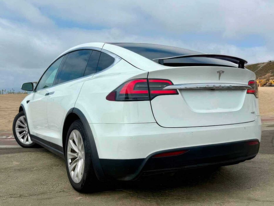Tesla Model X 75D      2018