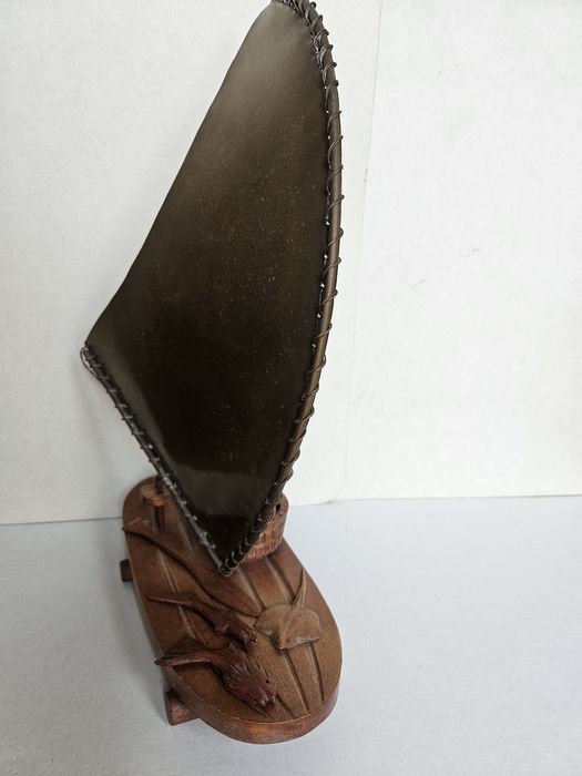 Barco Madeira e Metal Artesanal com 3 figuras madeira Usado