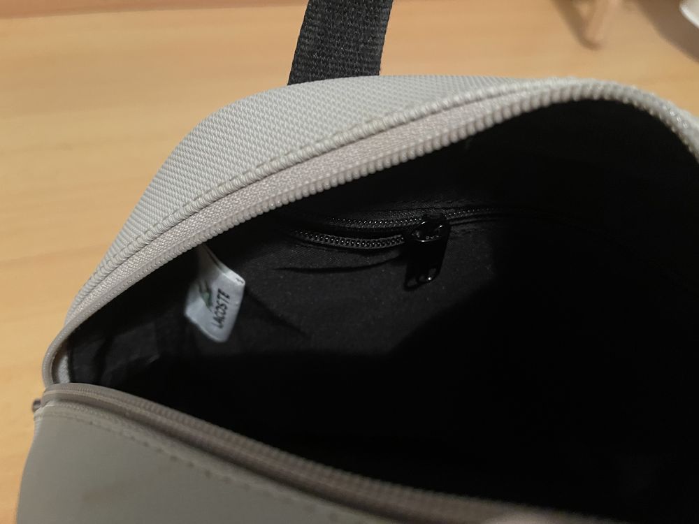 Mala de mão cinza e preto lacoste