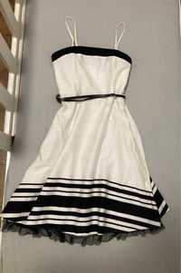 Biała sukienka z czarnymi dodatkami na szczególne okazje
