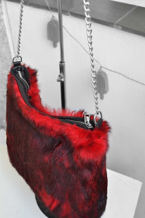 Czerwona torba futrzana