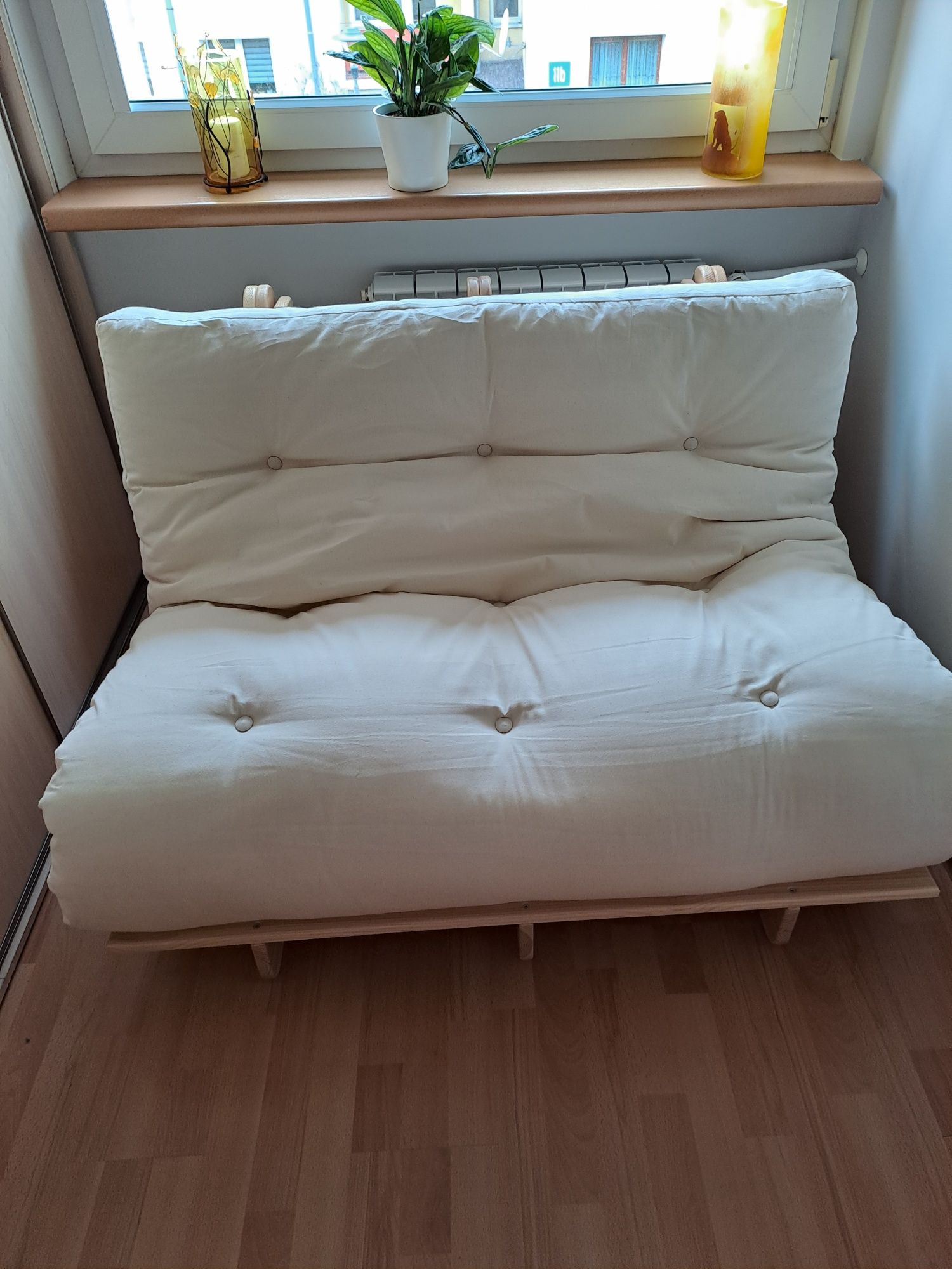 Fotel rozkładany z materacem futon.