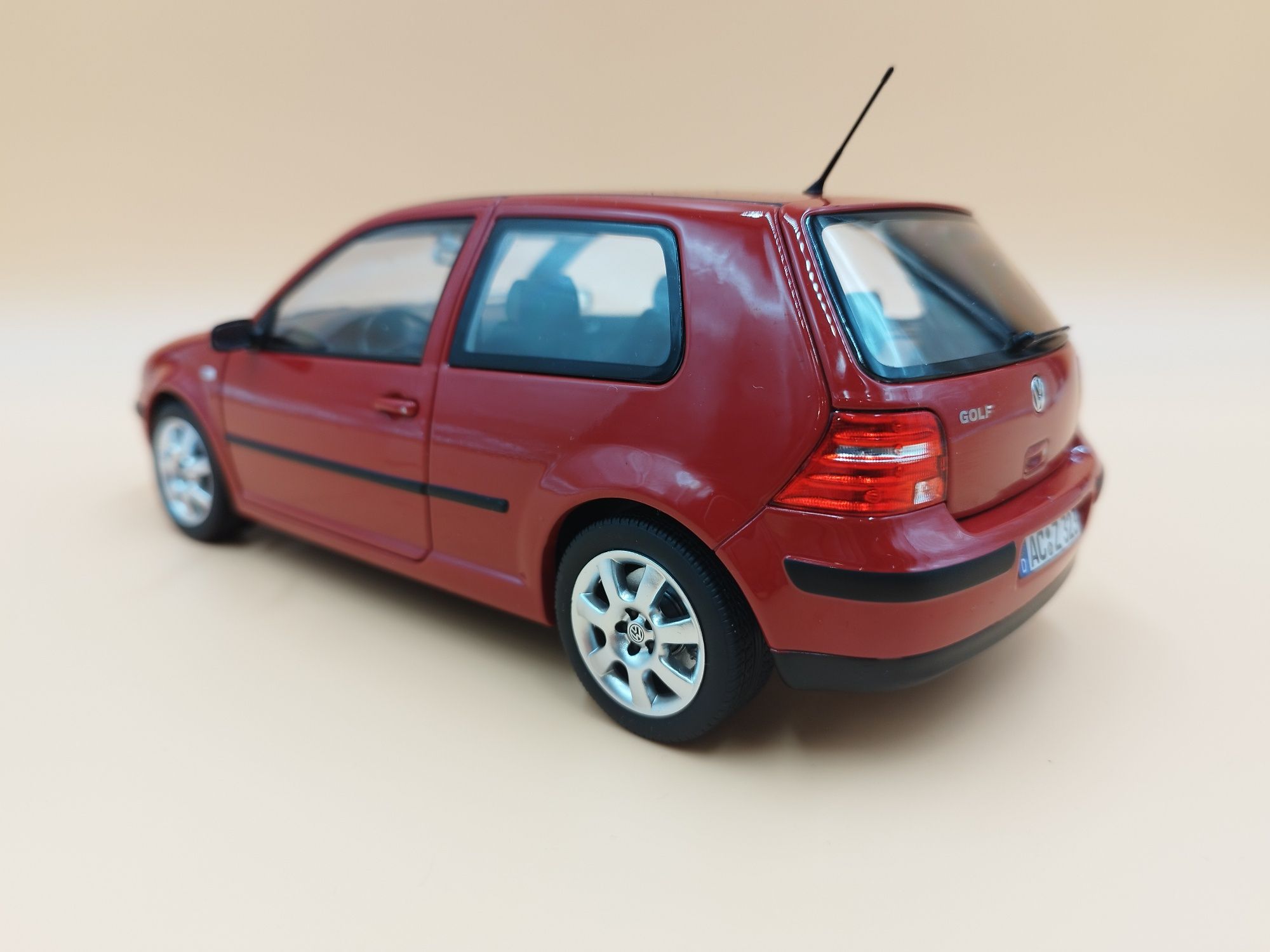 1:18 Norev 2002  VW Golf 4 model nowy