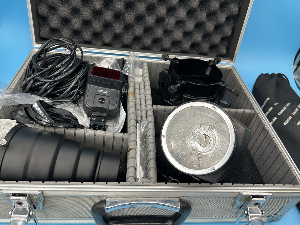 Zestaw świateł dla fotografa . Oświetlenie fotograficzne statyw lampa