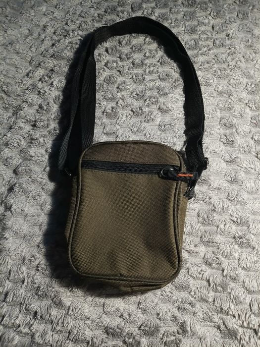 Зелена сумка з багатьма карманами