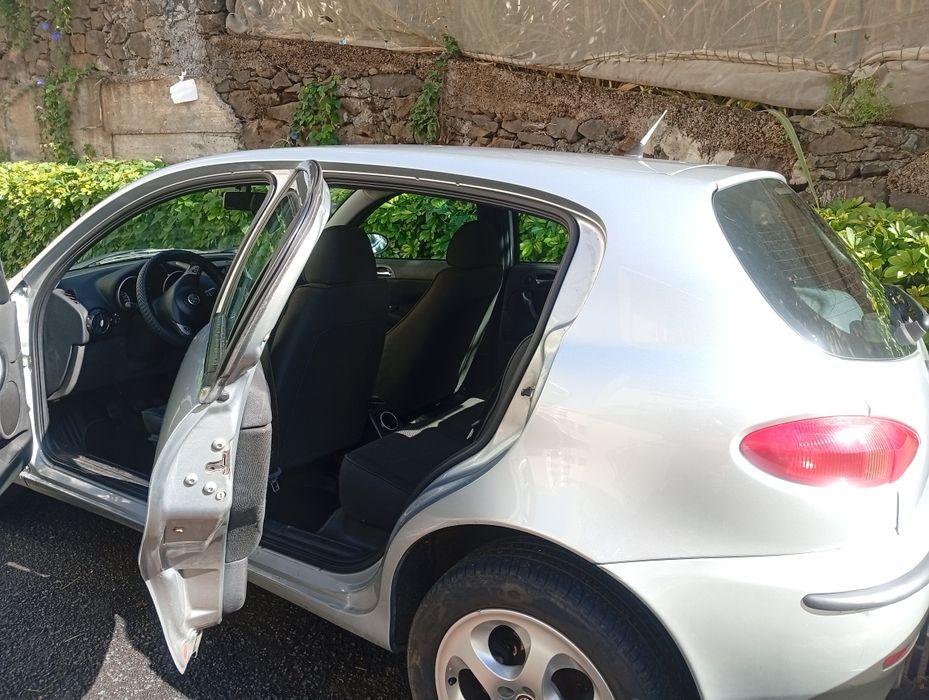 Alfa Romeo 147 em excelente estado geral, motor 1.6 de 120cv