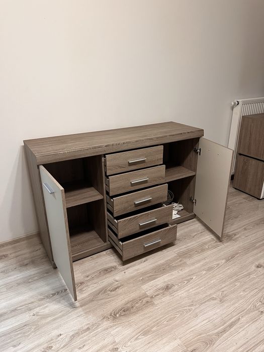 Szafkę RTV z wieloma półkami