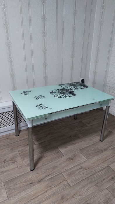 Скляний  обідній стіл