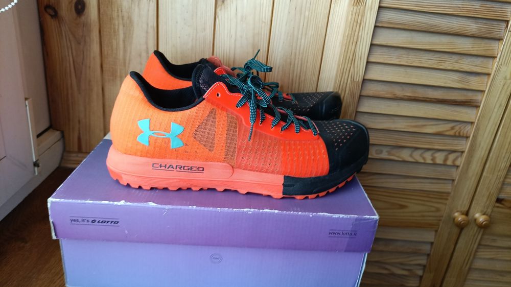Кроссовки осенние водоотталкивающие Under ARMOUR.