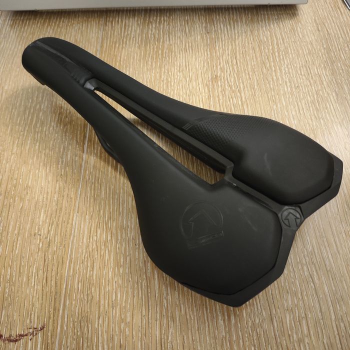 Siodełko szosal PRO Griffon Team, 143mm, podstawa i pręty karbonowe