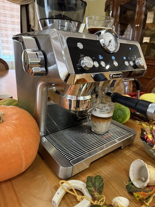 Продам привезену з Європи рожкову кофемашину delonghi EC 9555.m