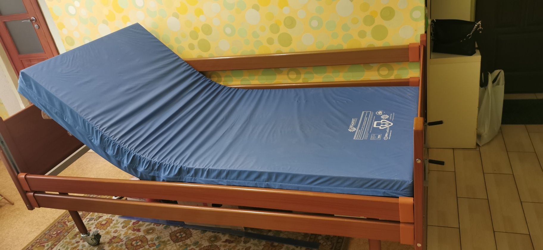 Медичне ліжко на колесах (4 секції) OSD-94 з антипродежневим матрацом