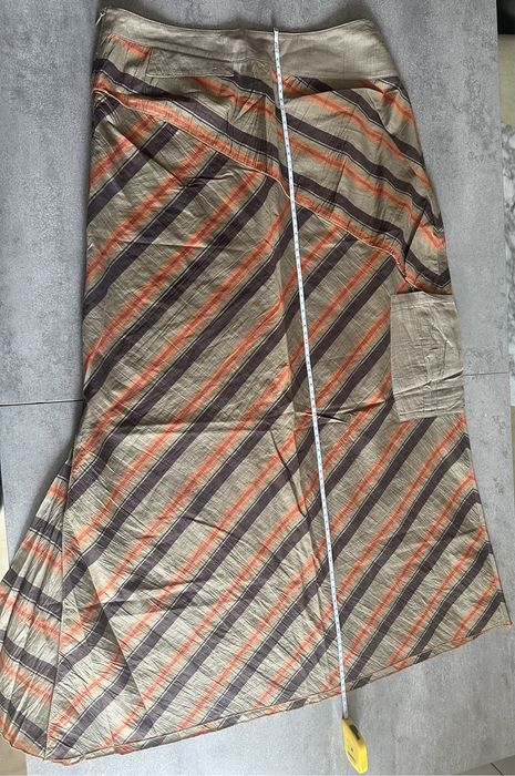 Długa asymetryczna spódnica