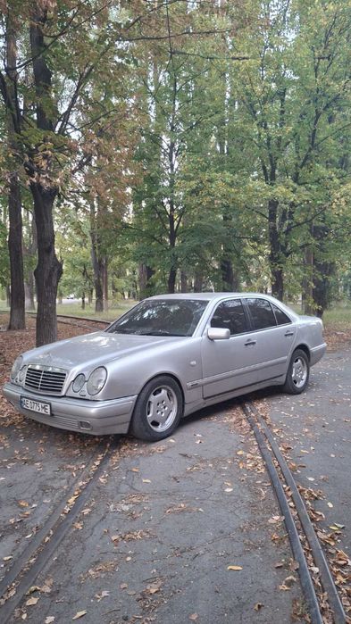 Продам Mercedes E210