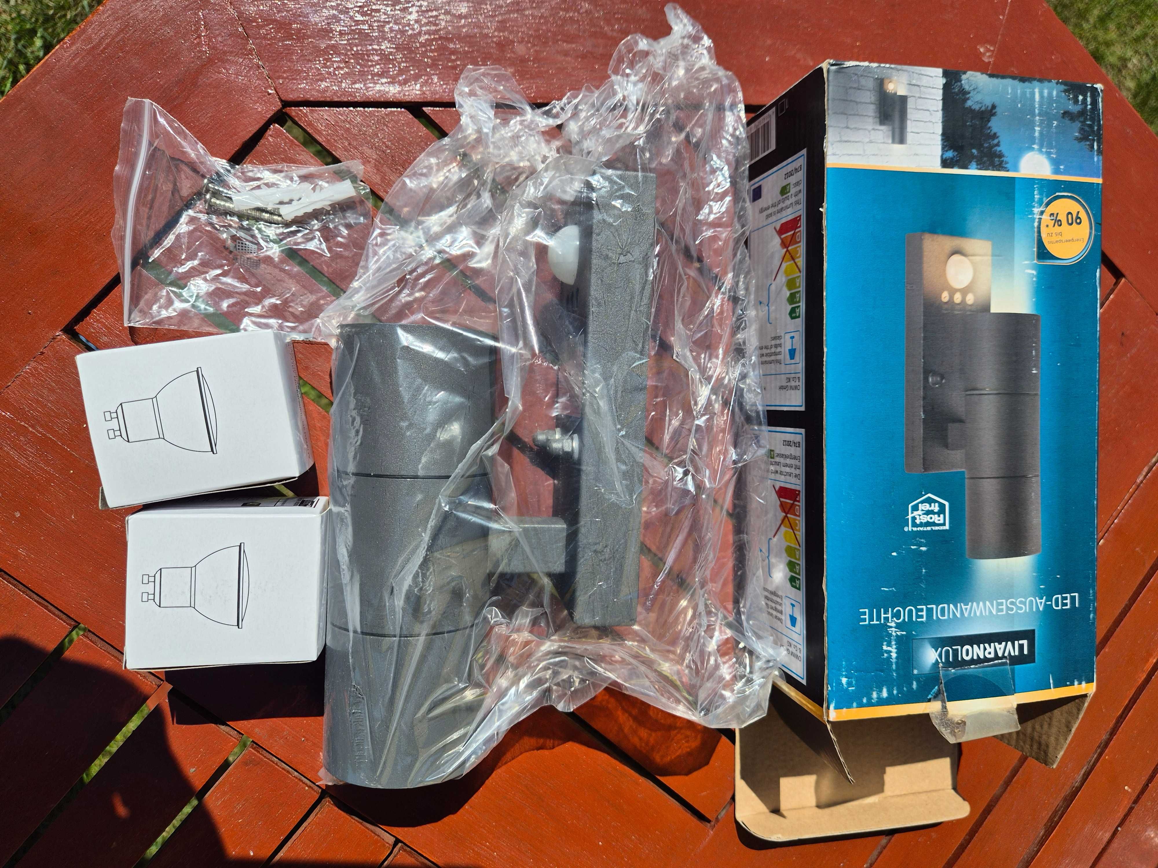 Lampa zewnętrzna z czujnikiem ruchu
