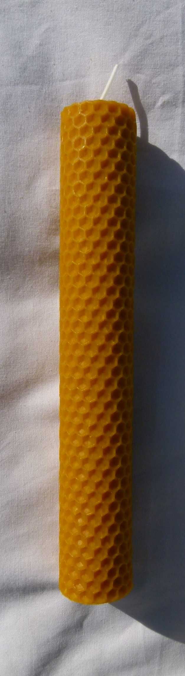 Hand rolled beeswax candles - Velas de cera de abelha enrolada à mão