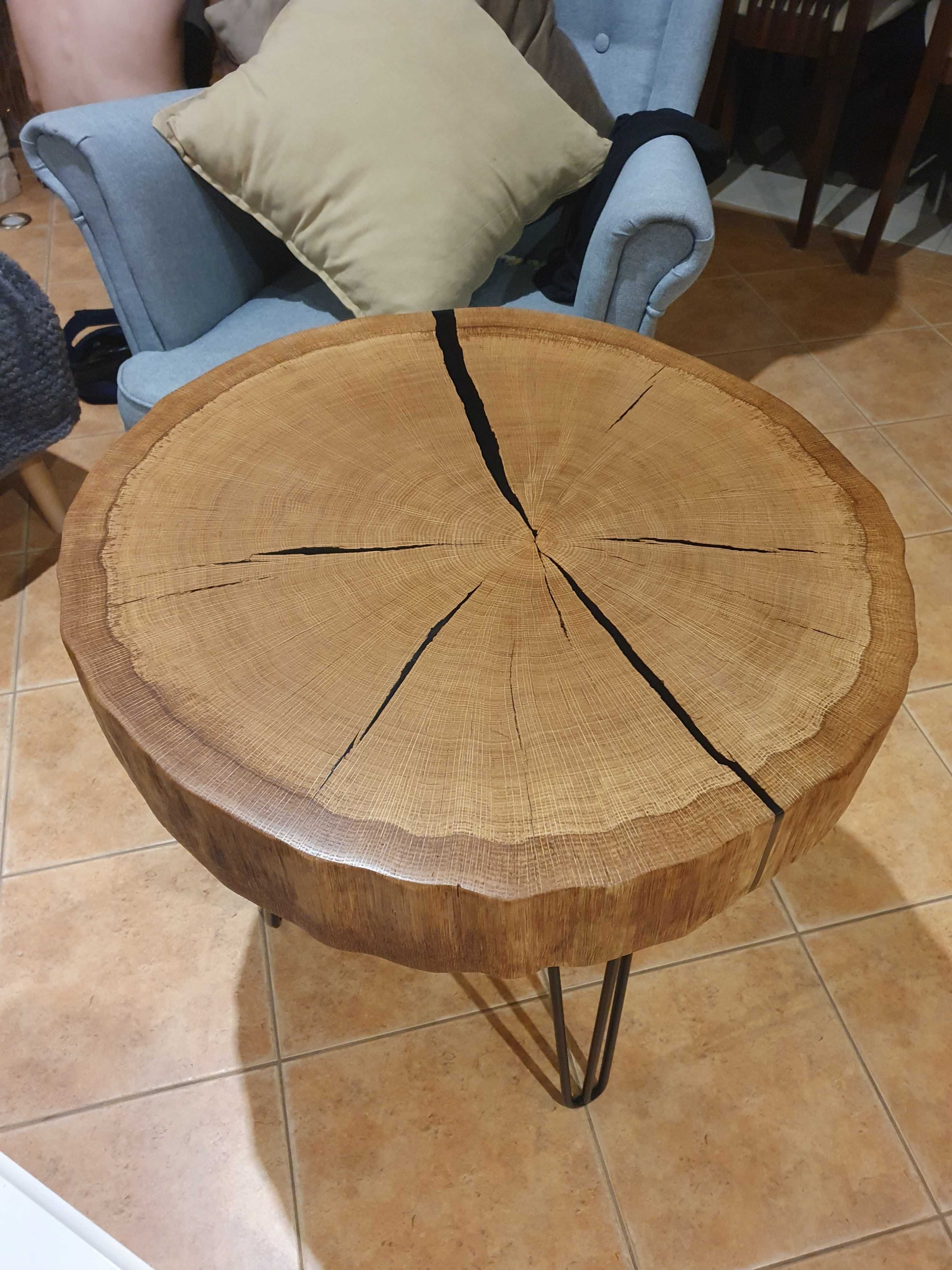 stolik z plastra drewna z żywicą