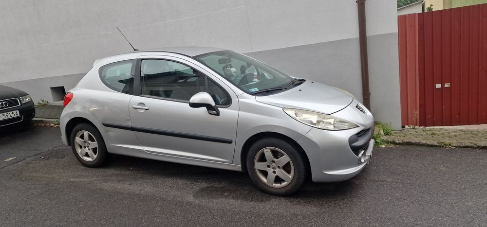 Peugot 207 z 2009 roku. Żona ma go od 2017 roku.