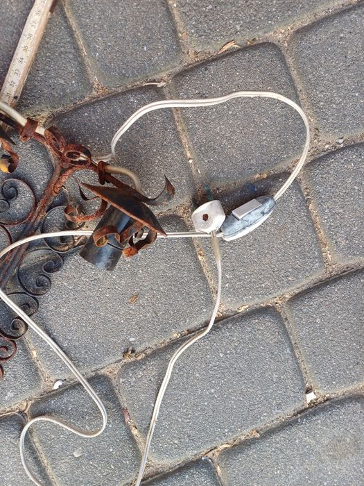 Wisząca metalowa lampa kinkiet na dwieżarówki stara retro lampka nocna