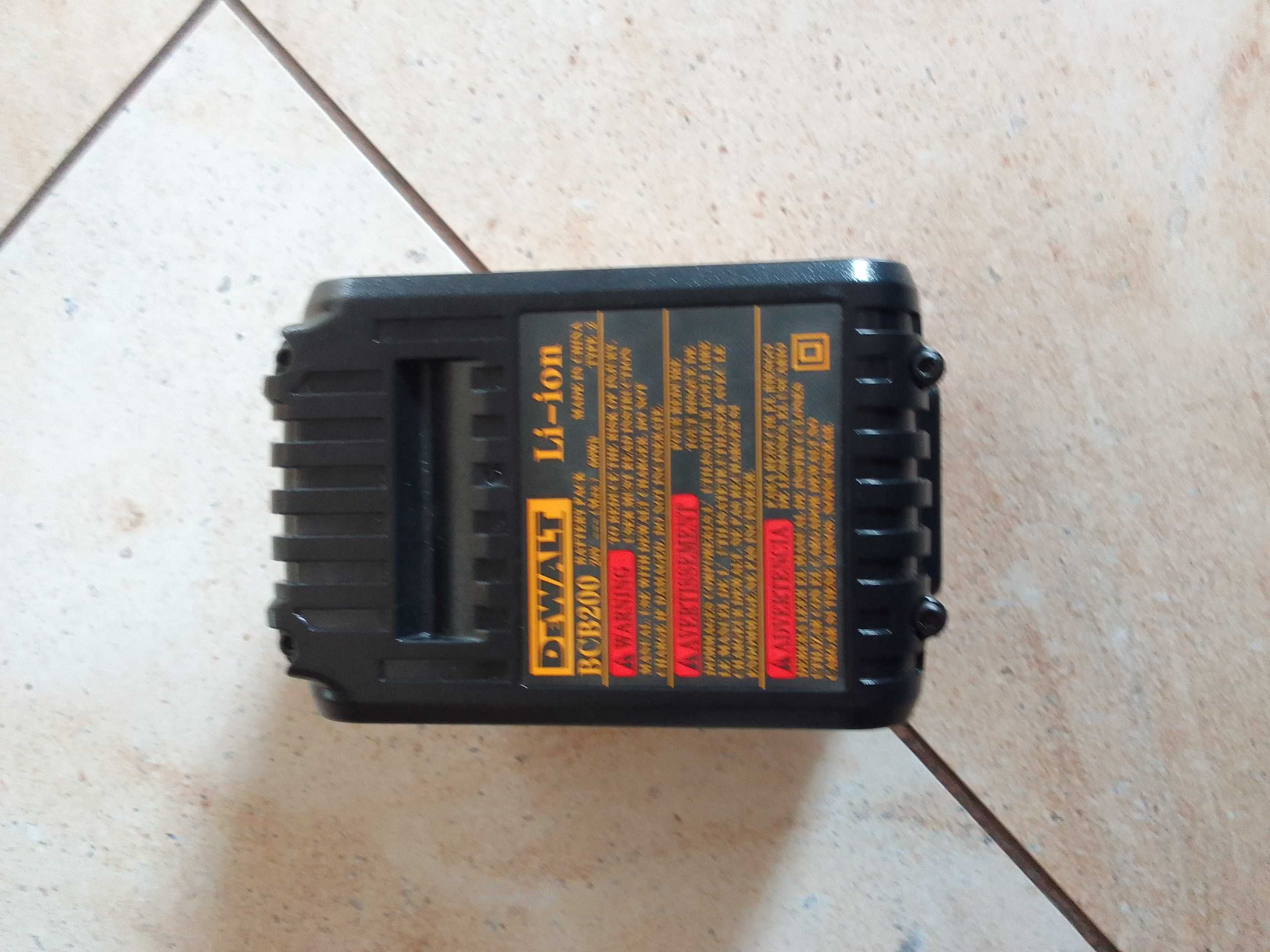 Szlifierka kątowa akumulatorowa Dewalt  z akcesoriami walizka