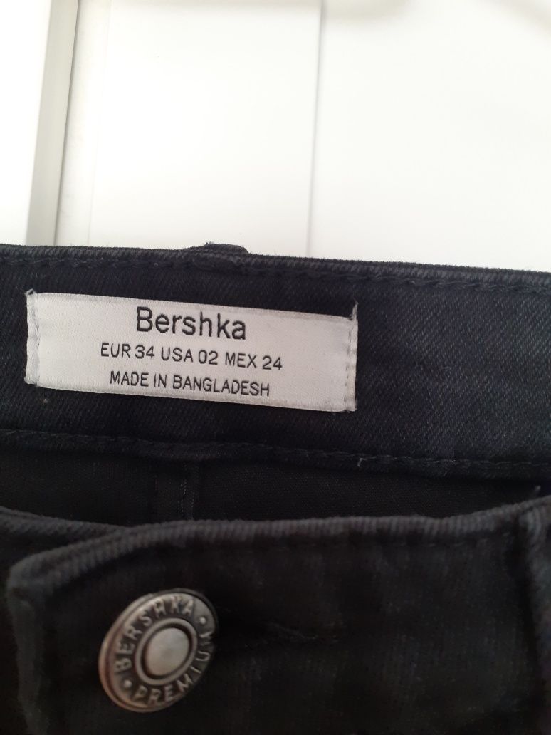 Czarne spodnie jeansowe z wysokim stanem z lampasem z dżetami Bershka