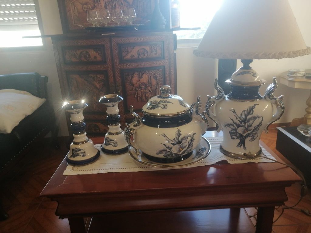 Conjunto de quatro p eças em porcel  250 €