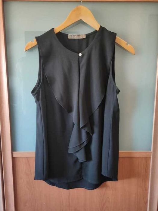 Top com folhos preto S
Nem sei se cheguei a usar, em muito bom estado