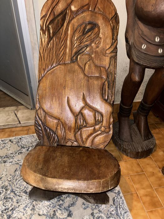 Cadeiras e estátua africanas para venda