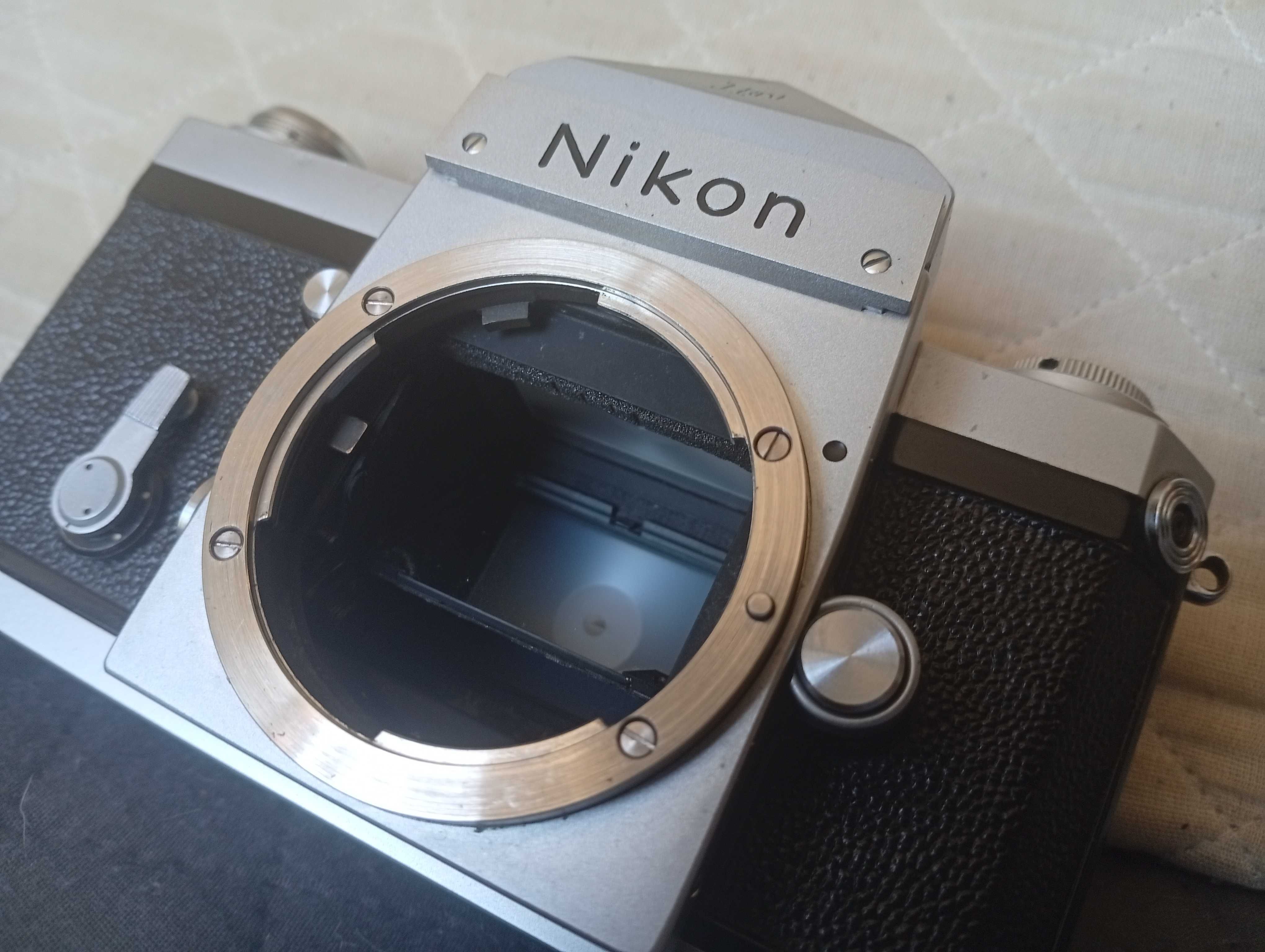 Nikon F corpo com prisma original.