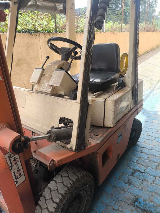 Empilhador Nissan 1500 kg Gás e Gasolina