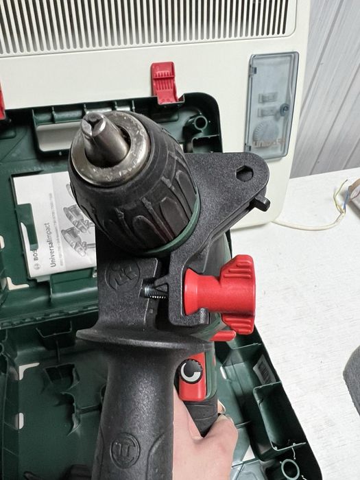 Дриль ударний Bosch UniversalImpact 700 у валізі Англія