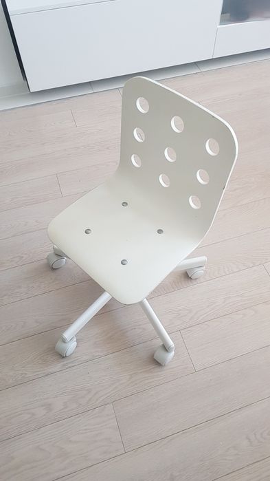 Dziecięce krzesło fotel krzesełko biurowe na kółkach IKEA Jules białe