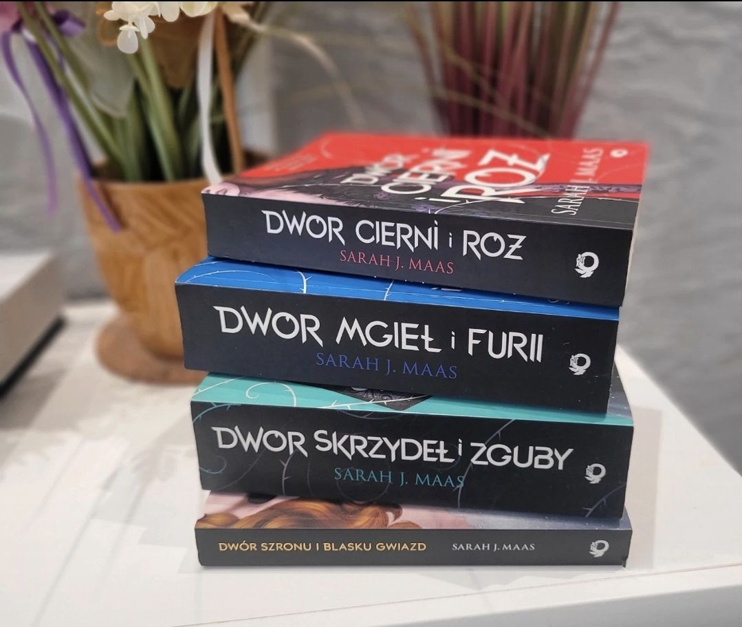Seria Sarah J.Maas Dwór cierni i róż,skrzydeł i zguby
