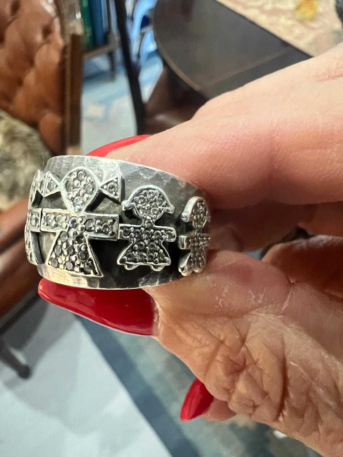 Anel de prata brilhante, com zircónias.